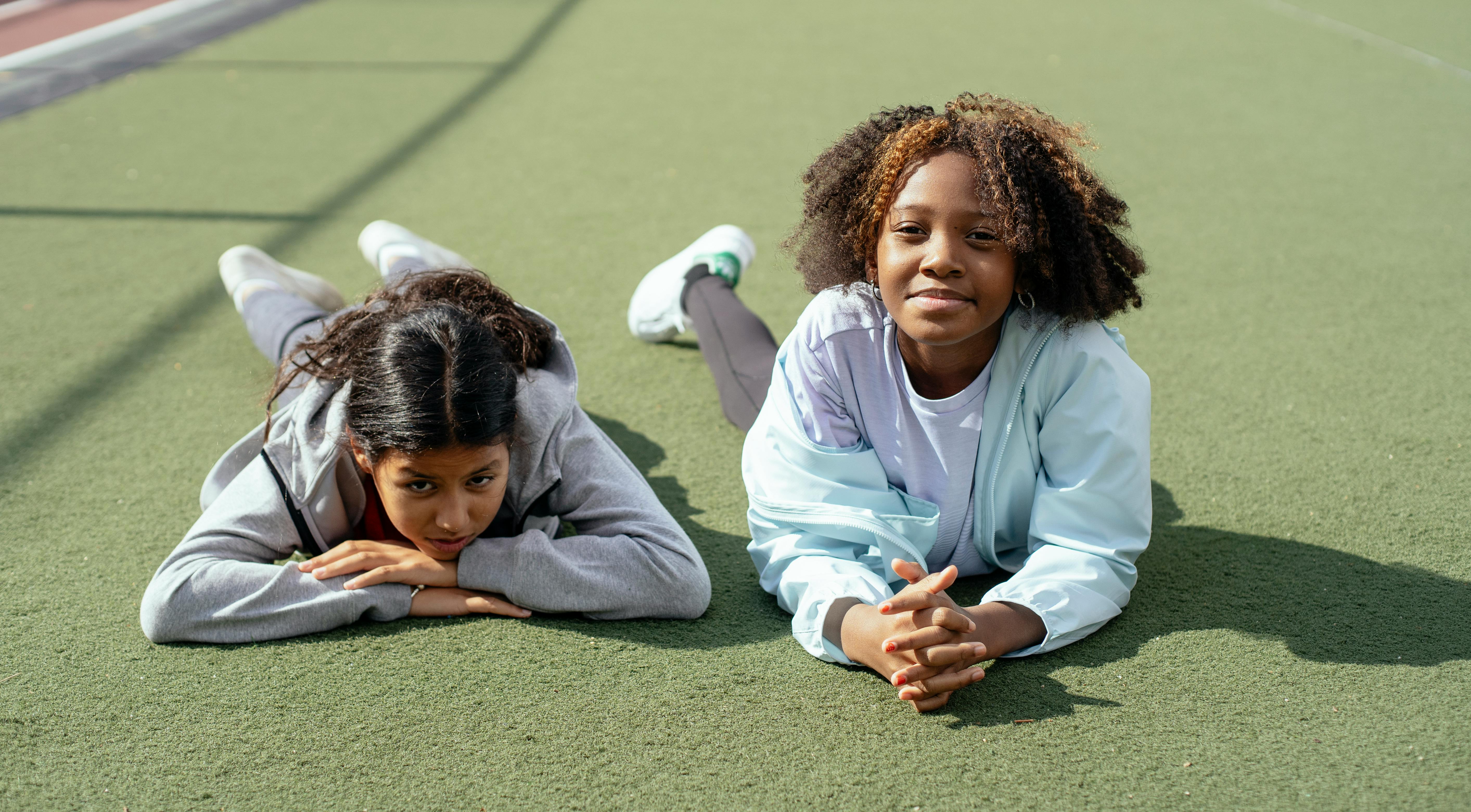 《霓虹街的雨声》海报